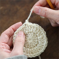 ループにくぐらせて引き締める[7] 糸端を軽く引っ張り、根元を引き締めます。