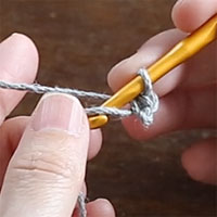 スレッドコードの編み方［7］また、親指側の糸を針にかけます。