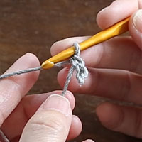 スレッドコードの編み方［9］2目めが編めました。同じ要領で必要な目数を編みます。