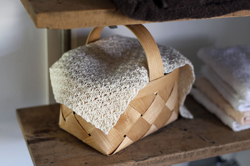 かぎ針編み ウォッシュタオルはかごの目隠しにも