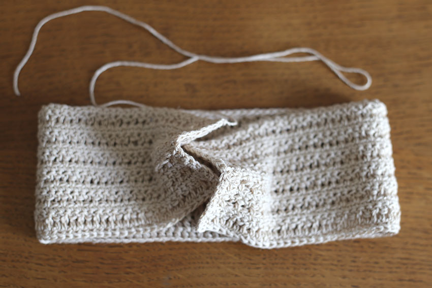 かぎ針編み クロスヘアバンド ③端と端をかみ合わせる