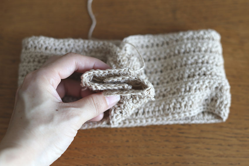 かぎ針編み クロスヘアバンド ④編み地4枚を重ねる