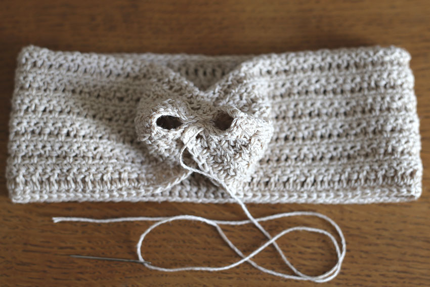 かぎ針編み クロスヘアバンド ⑦4目縫いとめたところ
