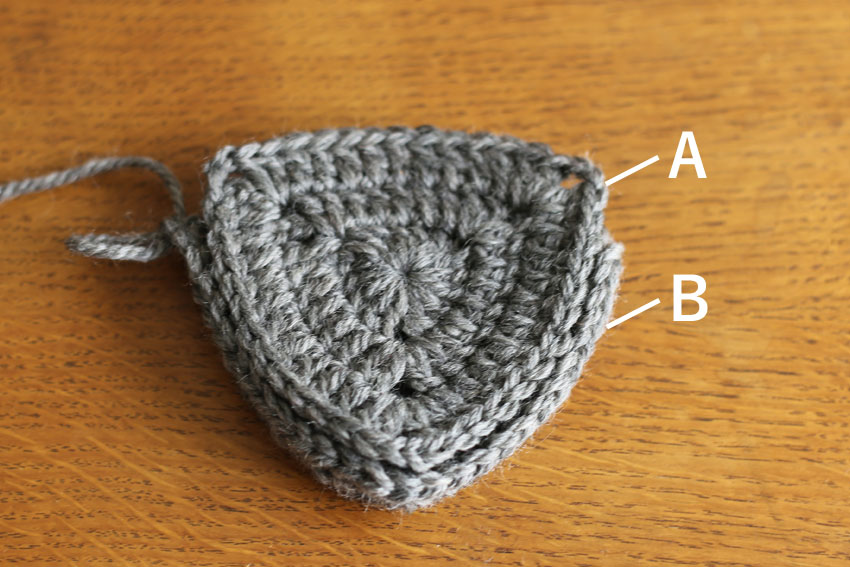 かぎ針編み エンブレムポーチ ②AとBを外表に合わせる