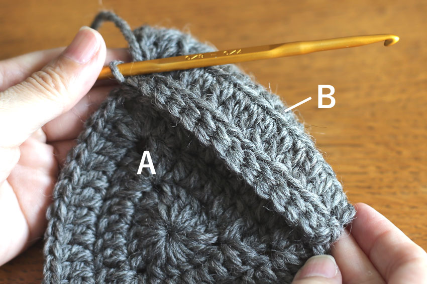 かぎ針編み エンブレムポーチ ⑤AとBを1辺はぎ合せたところ