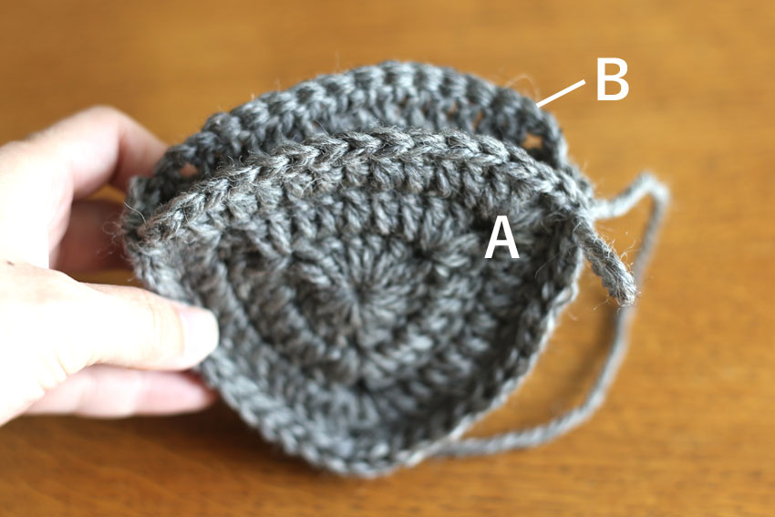 かぎ針編み エンブレムポーチ ⑥AとBを2辺はぎ合せたところ