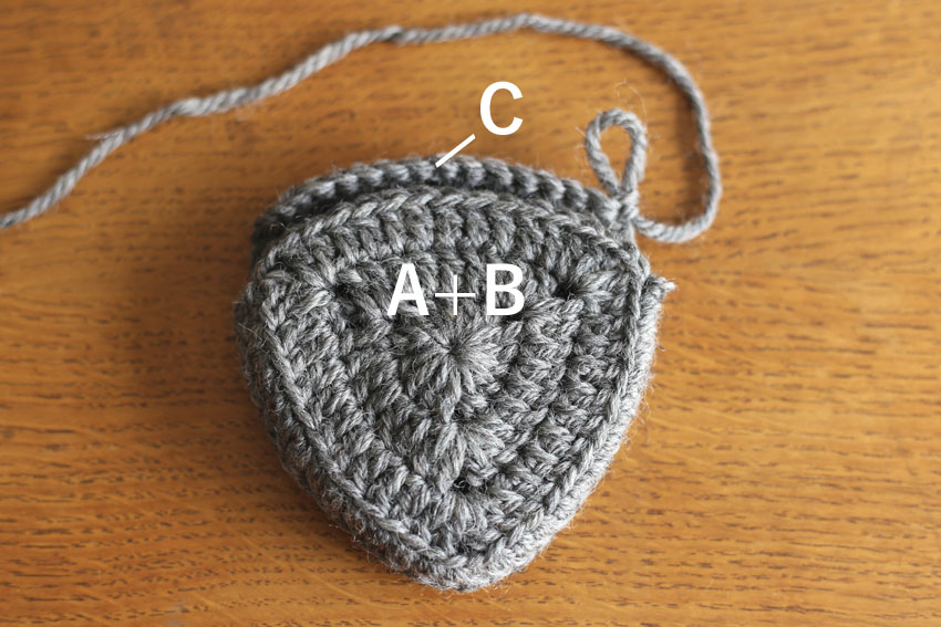 かぎ針編み エンブレムポーチ ⑧A+BとCを重ねる