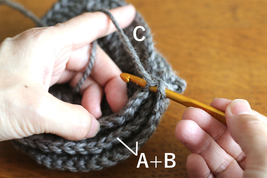 かぎ針編み エンブレムポーチ ⑩Cに針を入れる