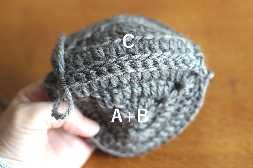 かぎ針編み エンブレムポーチ ⑪BとCをはぎ合せたところ