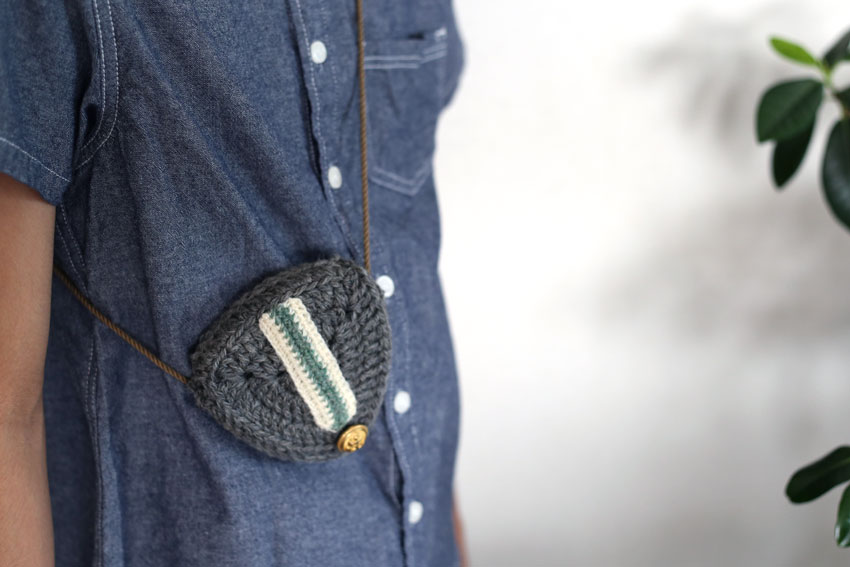 かぎ針編み エンブレムポーチ 斜め掛け