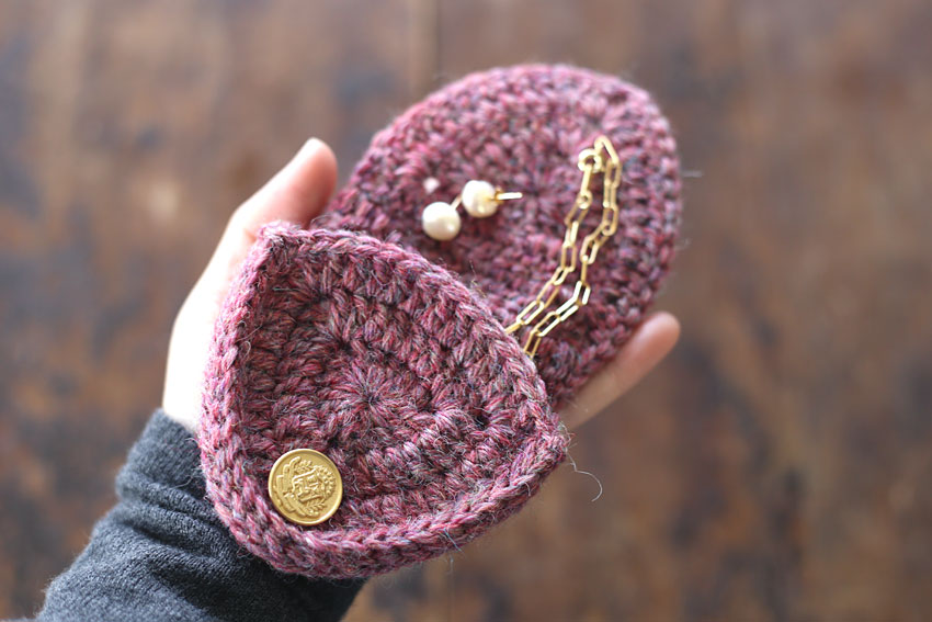 かぎ針編み エンブレムポーチ アクセサリーケースとして