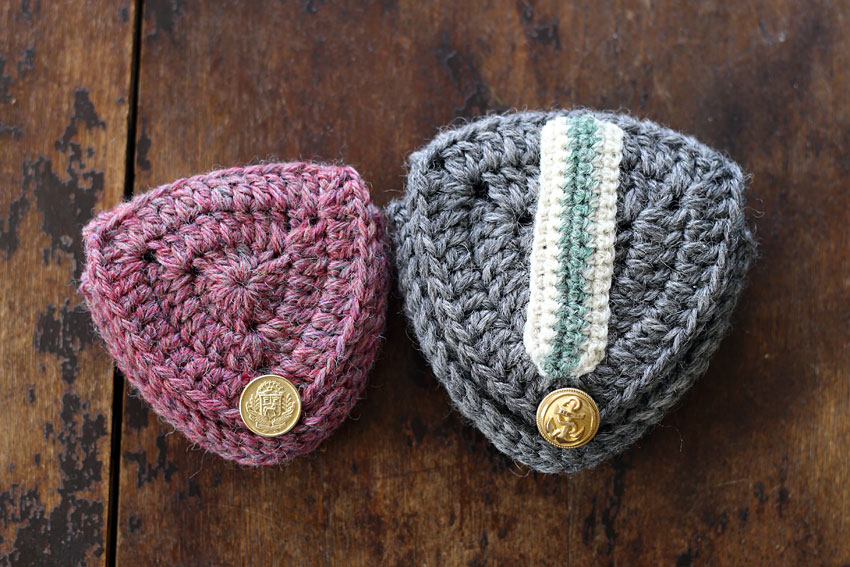かぎ針編み エンブレムポーチ 色違い