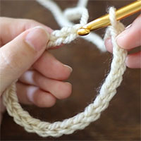 作り目のくさりを輪にするために、最初の目に引き抜き編みをしようとしているところです。
