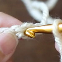 先ほどの矢印のところに、このように針を入れます。