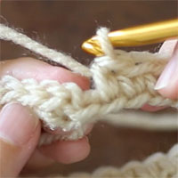 最後のこま編みが編めると、こうなります。段終わりは、これ以上編まないように注意です。