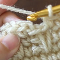 段の最後の目を編み終わった状態です。これから、最初の目に針を入れて引き抜き編みをするところです。