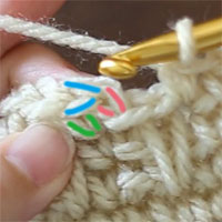 先ほどと同じ画像でご説明します。ピンク印は、立ち上がりのくさりです。緑印は、最初のこま編みの足。青印が最初のこま編みの目の頭です。青印の2本をすくって、引き抜き編みをします。