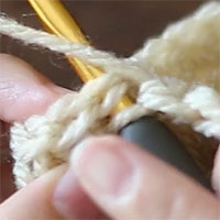 針を入れるとこのようになります。最初のこま編みの頭の2本をすくっている状態です。ここから引き抜き編みをします。
