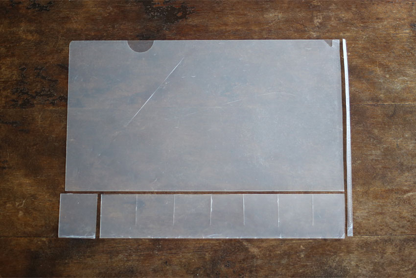 不要なクリアファイルをカットします