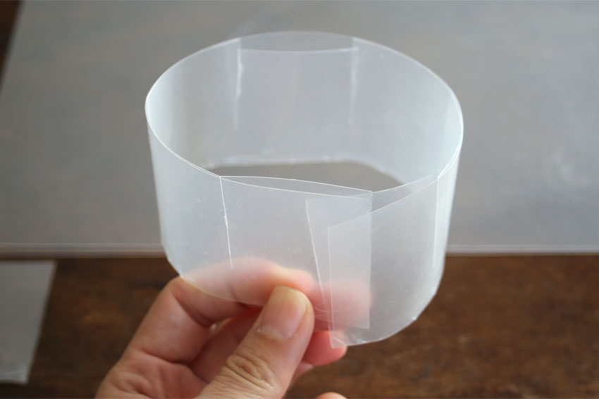 切り込みが内側に来るように丸めます