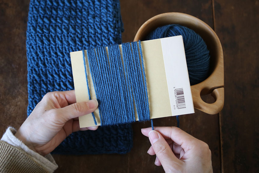 フリンジ①台紙に毛糸を巻き付けていきます。