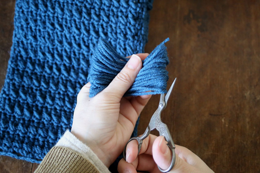 フリンジ③台紙の下側にきていたほうの輪をカットしていきます。