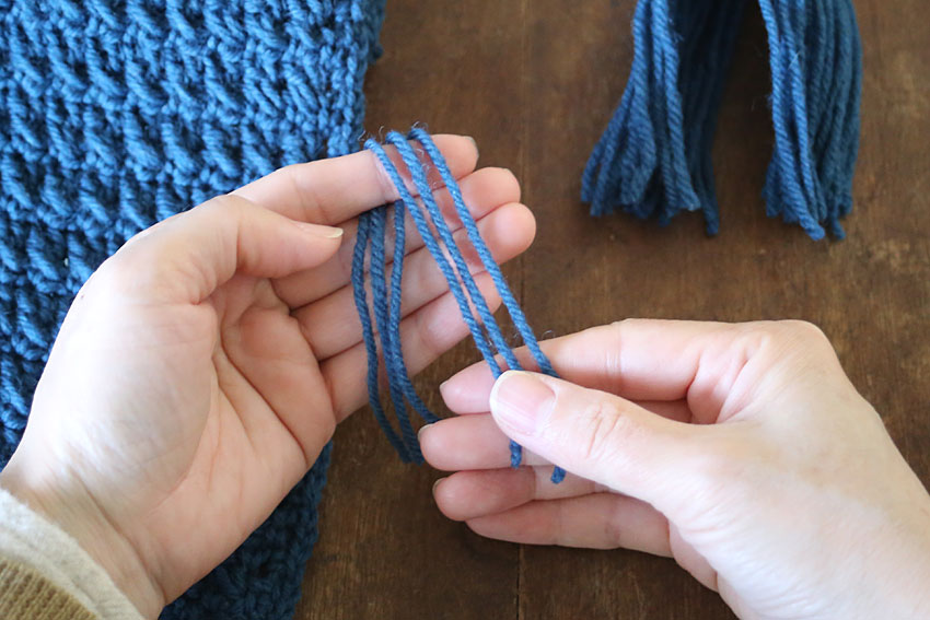 フリンジ⑤一か所のフリンジに必要な本数の毛糸を取ります。