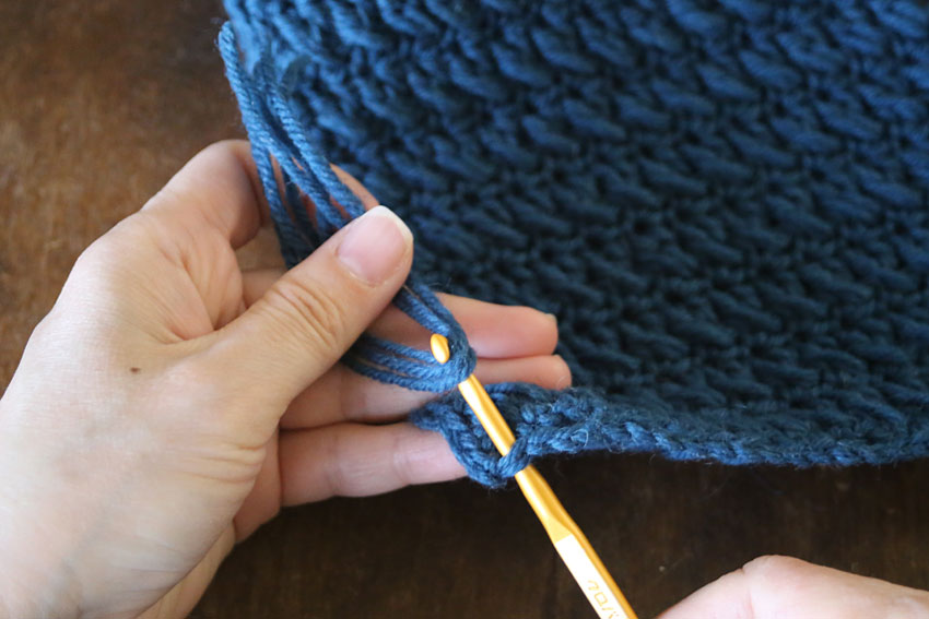 フリンジ⑥フリンジ用の糸を編み地にくぐらせます。