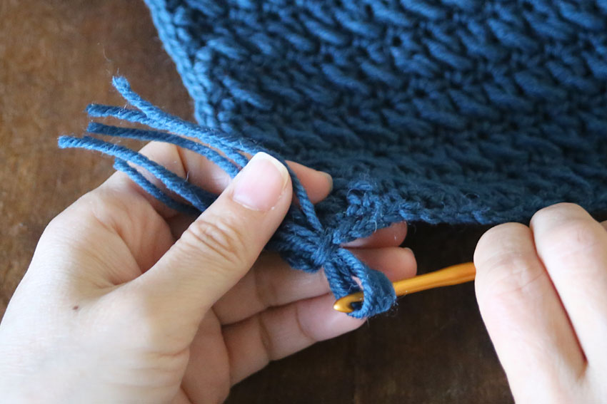 フリンジ⑦編み地にくぐらせました。