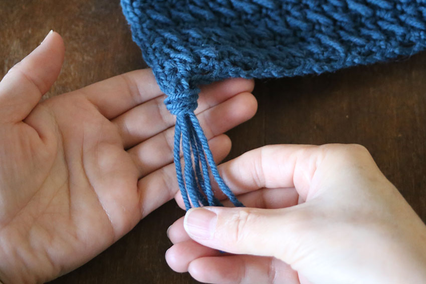 フリンジ⑨引き込んだ糸端を、輪の中に通しきるとこのようになります。