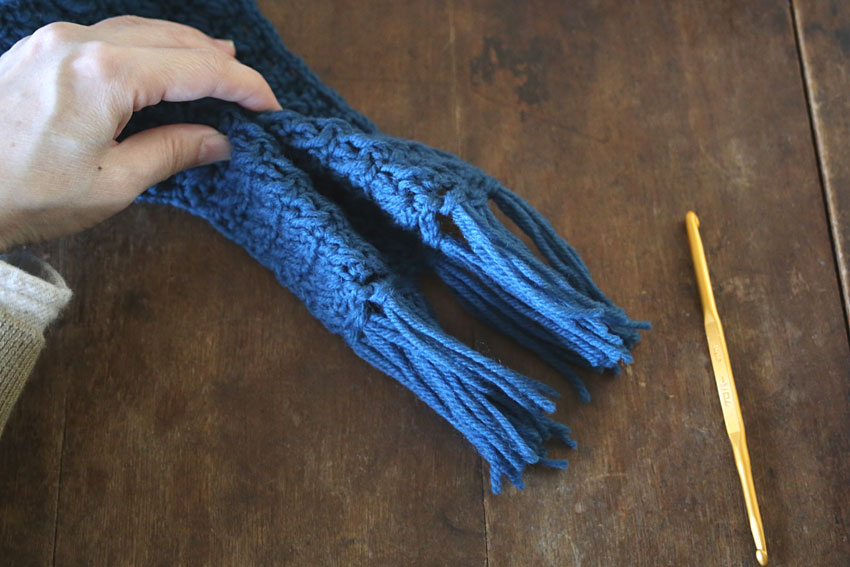 フリンジ⑫編み地を4つ折りにします。