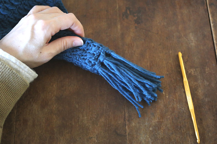 フリンジ⑬編み地を折りたたむと、このようにフリンジが寄ります。