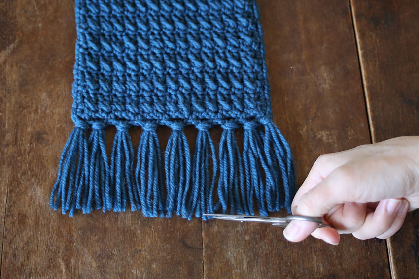 フリンジ⑮最後に、編み地を広げて、フリンジの長さを微調整します。