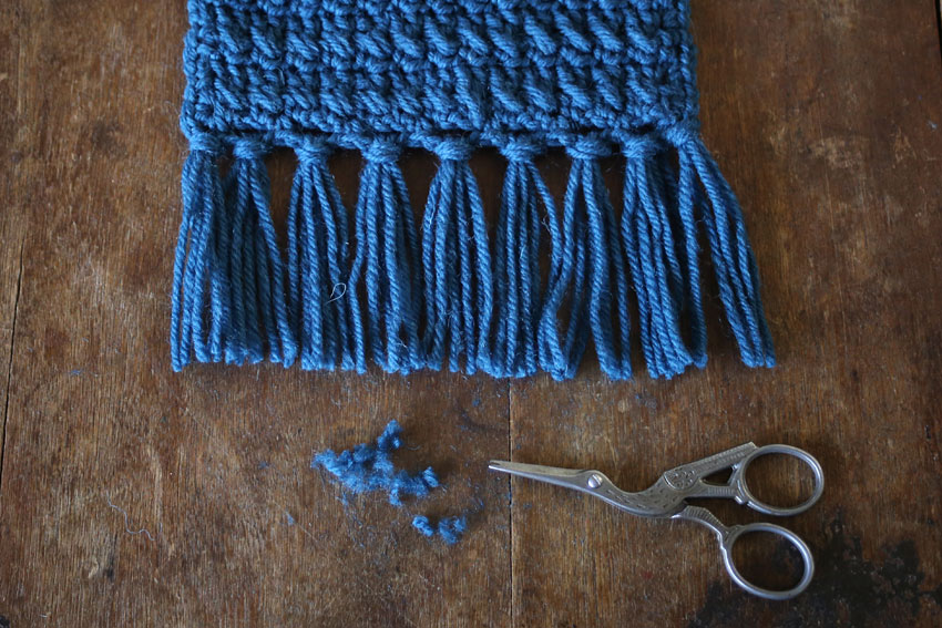 フリンジ⑯フリンジが短くなりすぎない程度に、長さを切り揃えてみてください。