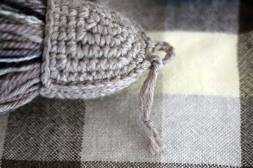 ふさのひもを、持ち手部分のくさりループに結んでおきます。