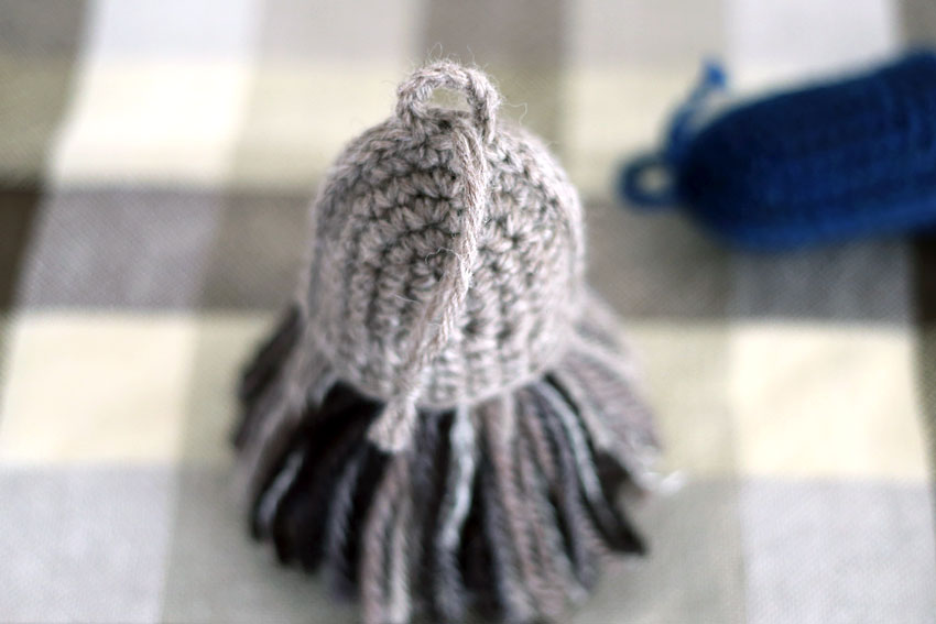 このように、てっぺんのすき間から、ふさのひもが出ています。