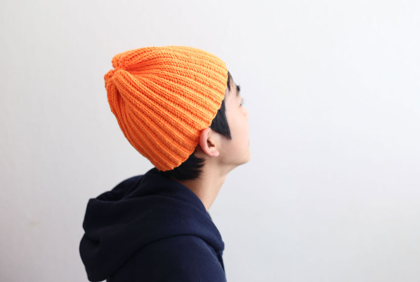 Opal ネオンオレンジ かぎ針編み リブキャップ 着用画像