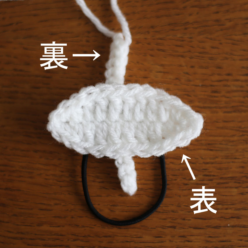 編み地とヘアゴムとスレッドコードを重ねます