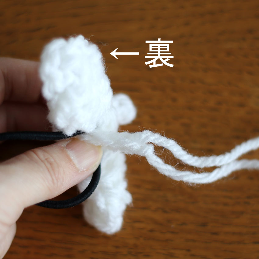 スレッドコードの両端は裏側で縫いとめます