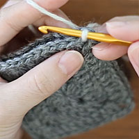 鎖3目の鎖はぎ[1]角から糸を引き出す