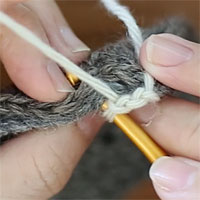 鎖3目の鎖はぎ[3]2目とばしたところに針を入れる