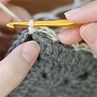 鎖3目の鎖はぎ[6]角のくさりは束にすくって引き抜く