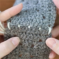 鎖3目の鎖はぎ[8]内側の様子。華奢な仕上がり