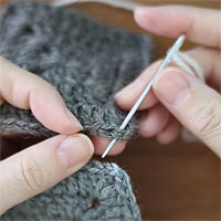 巻きかがり[1]向こう側のモチーフに針を入れる