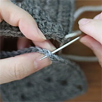 巻きかがり[3]手前のモチーフにも針を入れる