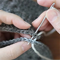 巻きかがり[5]向こう→手前の順に針を入れる