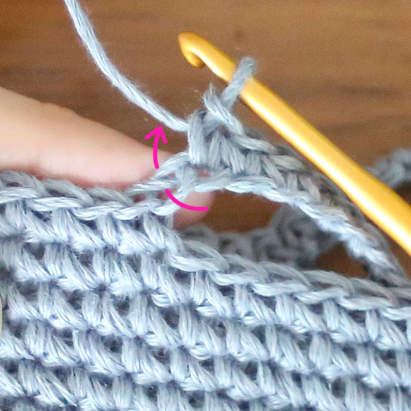 一体型持ち手の編み方3. 最後のくさりも向こう側1本と裏山を拾ってこま編み