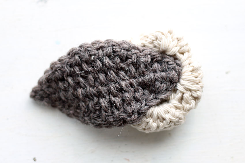 かぎ針編み お花ブローチ 裏側