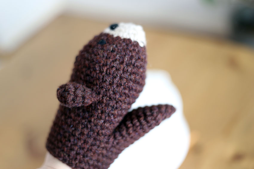 かぎ針編み くまパペット 横から見たところ