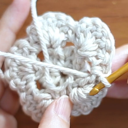 かぎ針編み お花5段目 2. 引き抜き編みができた